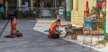 Yangon, Myanmar - 22 Kasım 2014: iki kimliği belirsiz kadın vardır 