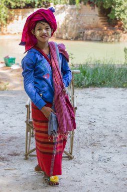 Inle Gölü, Myanmar - 30 Kasım 2014: bir Tanımlanamayan kız 