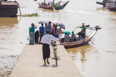 Yangon, Myanmar - 22 Kasım 2014: birkaç kimliği belirsiz kişi