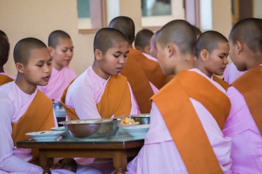 Mandalay, Myanmar - 23 Kasım 2014: birçok tanımlanamayan Buddhi