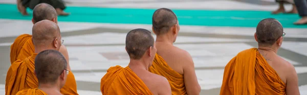 YANGON, MIANMAR - NOVEMBRO 22, 2014: vários Buddhi não identificados — Fotografia de Stock