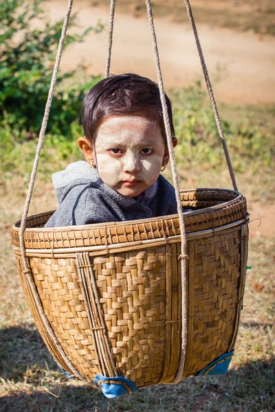 BAGÃO, MIANMAR - NOVEMBRO 26, 2014: um chil birmanês não identificado — Fotografia de Stock