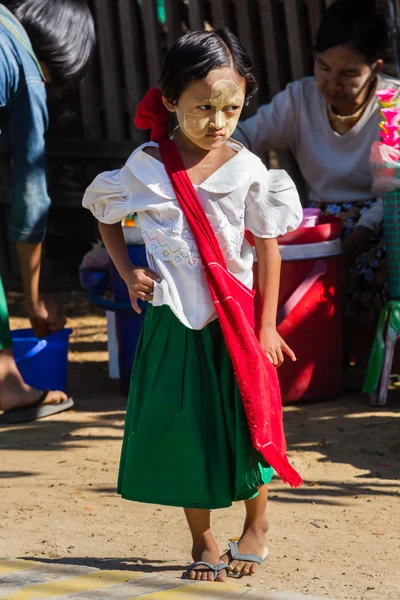 NGAPALI BEACH, MIANMAR - 3 de dezembro de 2014: uma criança não identificada — Fotografia de Stock