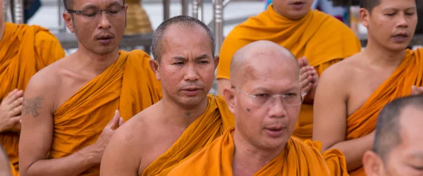 YANGON, MIANMAR - NOVEMBRO 22, 2014: vários Buddhi não identificados — Fotografia de Stock