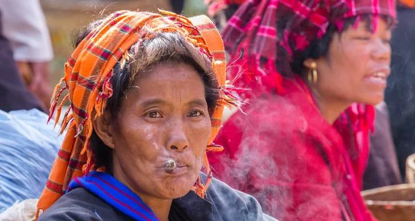 INLE LAKE, MYANMAR - December 01, 2014: an unidentified woman wi — Stock Photo, Image