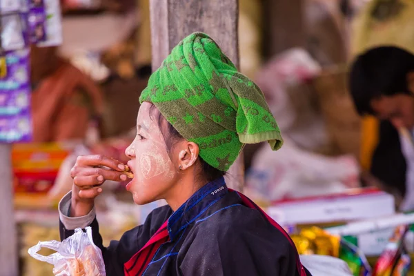 INLE LAKE, MYANMAR - December 01, 2014: an unidentified girl in — Stock Photo, Image