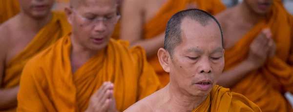 YANGON, MYANMAR - NOVEMBER 22, 2014: several unidentified Buddhi — Stock Photo, Image