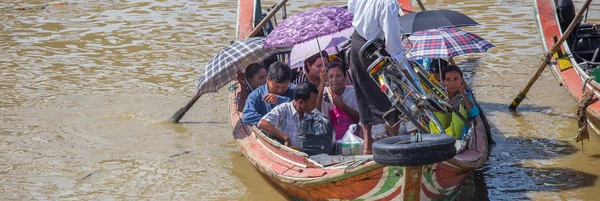YANGON, MYANMAR - NOVEMBER 22, 2014: several unidentified people — Stock Photo, Image
