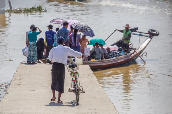YANGON, MYANMAR - marraskuu 22, 2014: useita tunnistamattomia ihmisiä — kuvapankkivalokuva