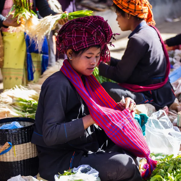 Inle Gölü, Myanmar - 01 Aralık 2014: kimliği belirsiz bir kadın olarak