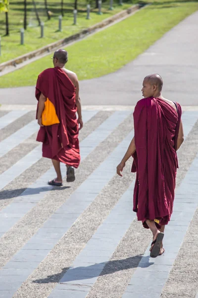 YANGON, MYANMAR - 22 NOVEMBRE 2014: due buddisti non identificati — Foto Stock