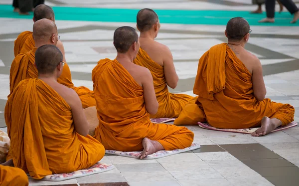 YANGON, MYANMAR - NOVEMBER 22, 2014: several unidentified Buddhi — Stock Photo, Image