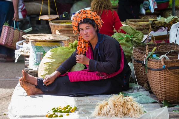 INLE LAKE, MYANMAR - December 01, 2014: an unidentified woman in — Stock Photo, Image