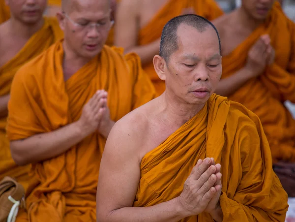 YANGON, MIANMAR - NOVEMBRO 22, 2014: vários Buddhi não identificados — Fotografia de Stock