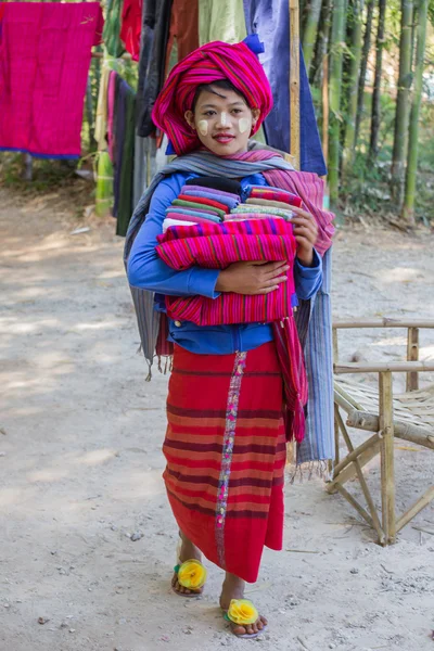 INLE LAKE, MIANMAR - 30 de novembro de 2014: uma garota não identificada em — Fotografia de Stock