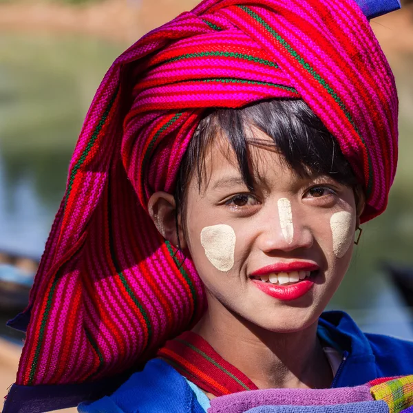 INLE LAKE, MYANMAR - November 30, 2014: an unidentified girl in — Stock Photo, Image
