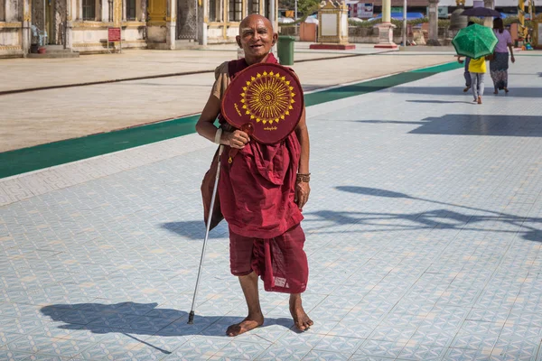 YANGON, MIANMAR - NOVEMBRO 22, 2014: um mo budista não identificado — Fotografia de Stock