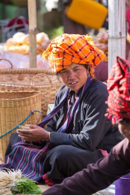 Inle Gölü, Myanmar - 01 Aralık 2014: kimliği belirsiz bir kadın olarak