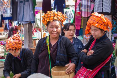 Inle Gölü, Myanmar - 01 Aralık 2014: üç kimliği belirsiz kadın