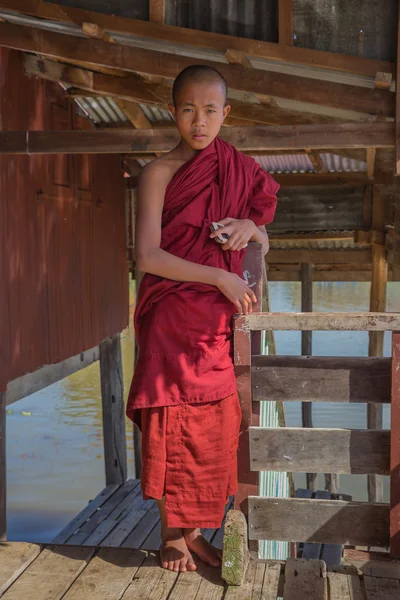 Inle Lake, Mianmar - November 30-án 2014: egy ismeretlen fiatal bu — Stock Fotó