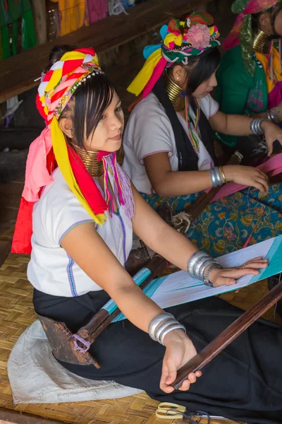 INLE LAKE, MYANMAR - NOVEMBER 30, 2014: an unidentified girl of — Stock Photo, Image