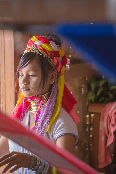 INLE LAKE, MYANMAR - NOVEMBER 30, 2014: an unidentified girl of — Stock Photo, Image