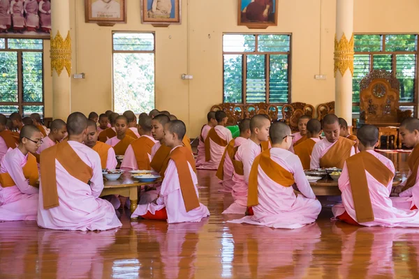 MANDALAY, MYANMAR - 23 NOVEMBRE 2014: molti Buddhi non identificati — Foto Stock