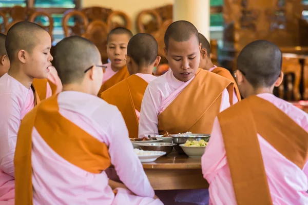 MANDALAY, MYANMAR - 23 NOVEMBRE 2014: molti Buddhi non identificati — Foto Stock