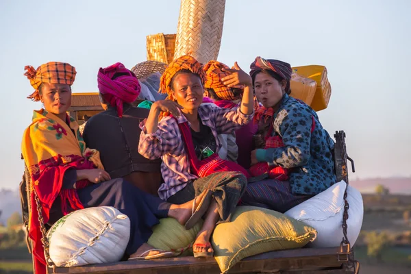 KALAW, MYANMAR - NOVEMBER 28, 2014: many peasants in Burmese tra — Stock Photo, Image