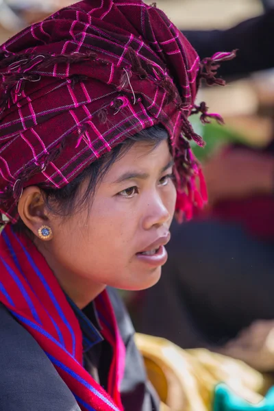 INLE LAKE, MYANMAR - December 01, 2014: an unidentified woman in — Stock Photo, Image