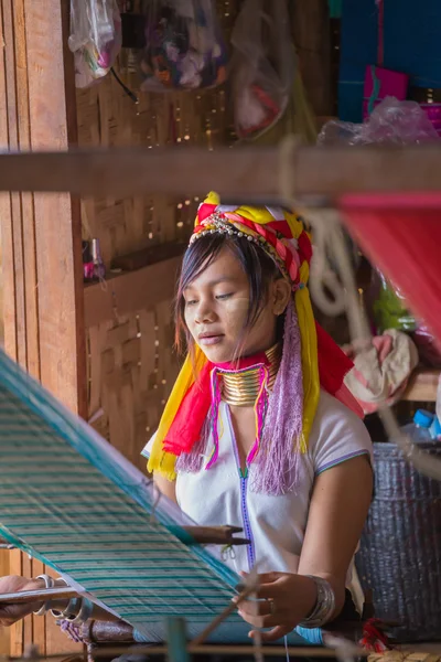 INLE LAKE, MYANMAR - NOVEMBER 30, 2014: an unidentified girl of — Stock Photo, Image