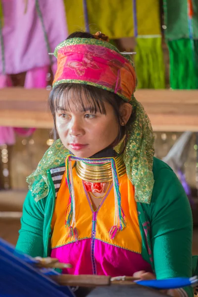 INLE LAKE, MIANMAR - NOVEMBRO 30, 2014: uma menina não identificada de — Fotografia de Stock