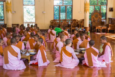 Mandalay, Myanmar - 23 Kasım 2014: birçok tanımlanamayan Buddhi