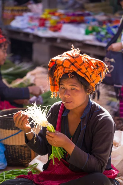 INLE LAKE, MYANMAR - December 01, 2014: an unidentified woman in — Stock Photo, Image