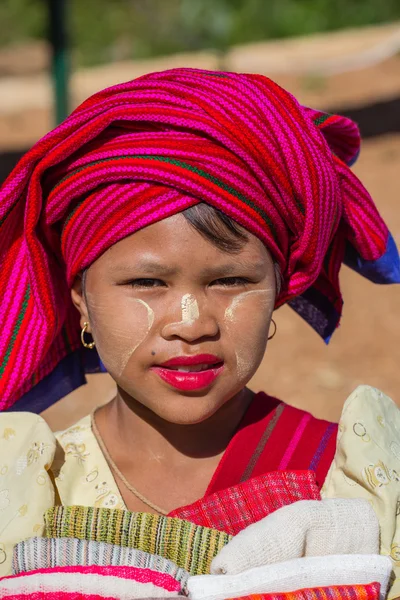 INLE LAKE, MYANMAR - November 30, 2014: an unidentified girl in — Stock Photo, Image