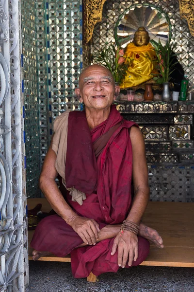 Yangon, Myanmar - den 22 November, 2014: en oidentifierad buddhistiska mo — Stockfoto