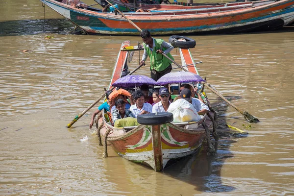 Yangon, Myanmar - 22 Kasım 2014: birkaç kimliği belirsiz kişi — Stok fotoğraf