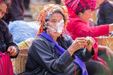 Inle Gölü, Myanmar - 01 Aralık 2014: kimliği belirsiz kadın wi