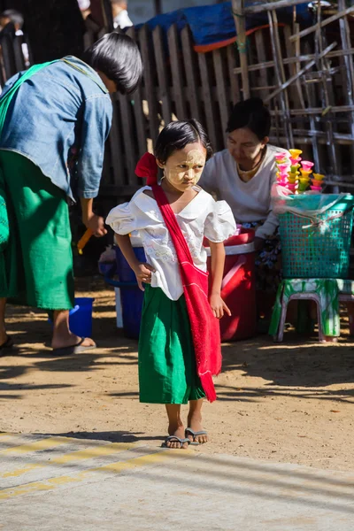 Criança vai para a escola primária na aldeia piscatória Jade Taw, ao sul de hotéis na praia de Ngapali . — Fotografia de Stock