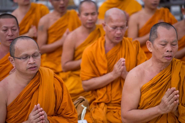 YANGON, MIANMAR - NOVEMBRO 22, 2014: vários Buddhi não identificados — Fotografia de Stock