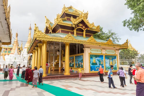Personas en peregrinación a la pagoda Shwedagon en Yangón, Myanmar . —  Fotos de Stock