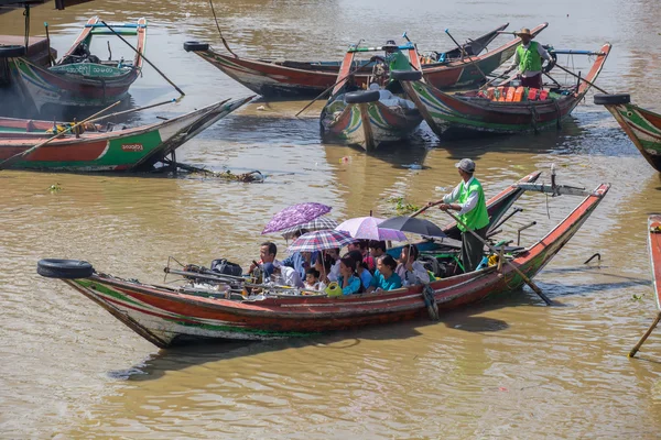 People take the boat to cross the Yangon River (also known as Rangoon River or Hlaing River) — Stock Photo, Image