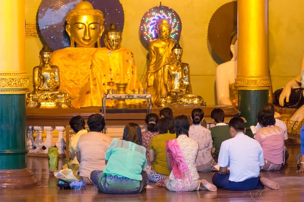 La gente prega a Shwedagon Pagoda, a Yangon, Myanmar — Foto Stock