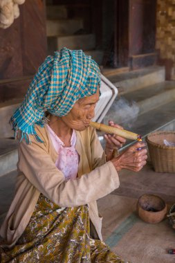 Bagan, Myanmar - 28 Kasım 2014: bir Tanımlanamayan yaşlı kadını