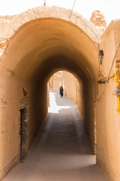 Mujer camina por las estrechas calles de Yazd en Irán — Foto de Stock