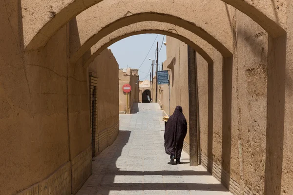 Wanita berjalan menyusuri jalan sempit Yazd di Iran — Stok Foto