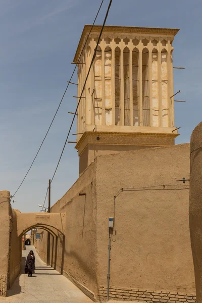 Mujer camina por las estrechas calles de Yazd en Irán — Foto de Stock