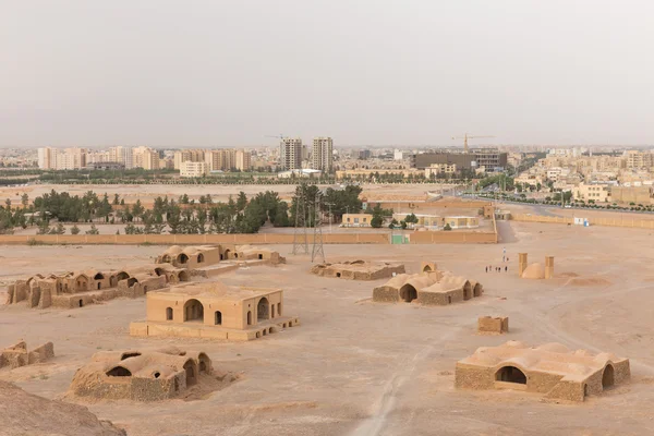 Vista para as ruínas dos templos zoroastristas e para a cidade de Yazd a partir do Tow — Fotografia de Stock