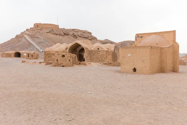 Vista a las ruinas de los templos zoroastrianos y la Torre del Silencio i — Foto de Stock