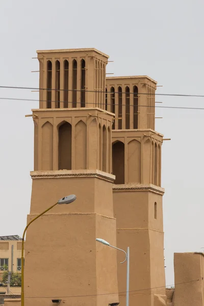 Badgirs en el techo de la antigua casa en Yazd, Irán — Foto de Stock